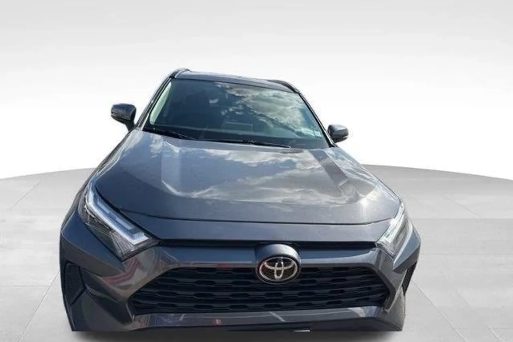2022 Toyota RAV4 XLE photo 1