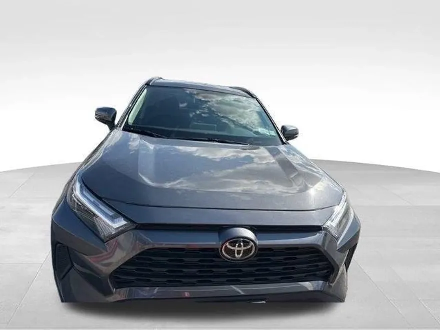 2022 Toyota RAV4 XLE photo 1