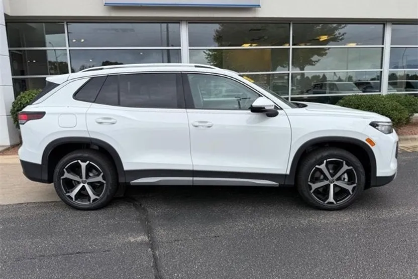 2025 Volkswagen Tiguan SE photo 1