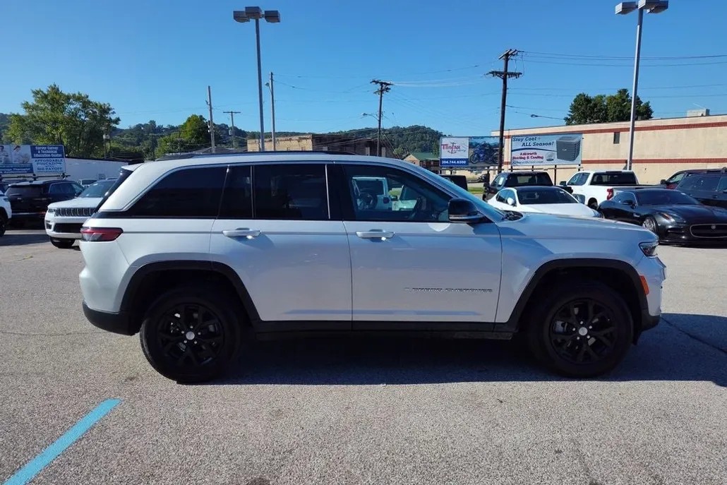 2022 Jeep Grand Cherokee Limited photo 1