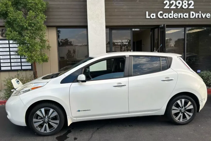 2015 Nissan Leaf SL photo 1
