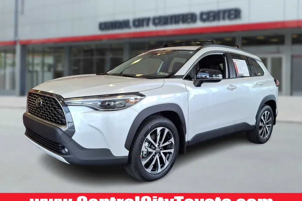 2025 Toyota Corolla Cross XLE photo 1