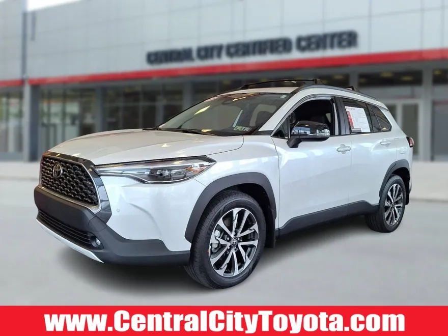 2025 Toyota Corolla Cross XLE photo 1