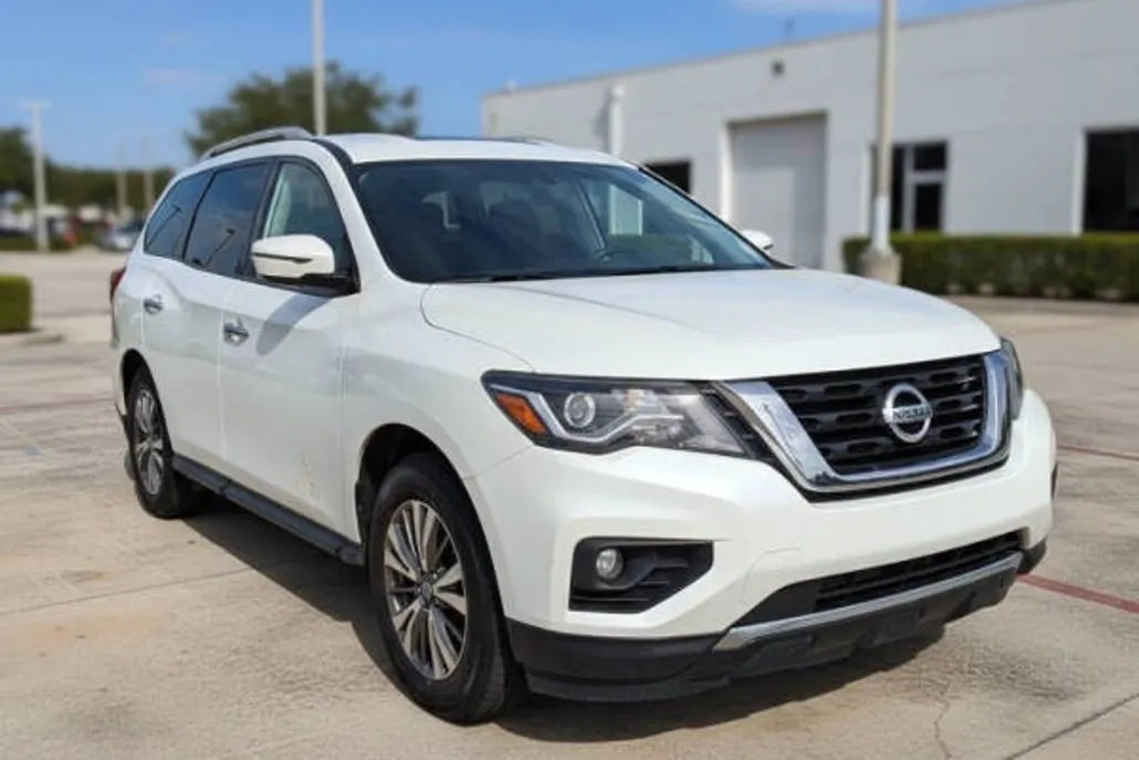 2018 Nissan Pathfinder SV photo 1