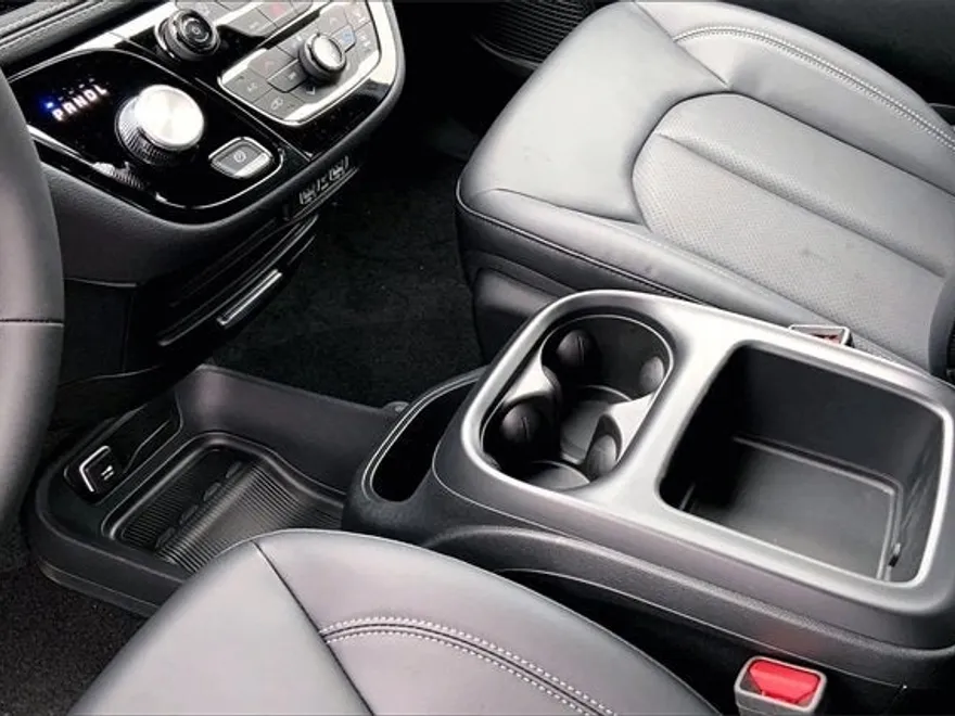 2025 Chrysler Pacifica photo 7