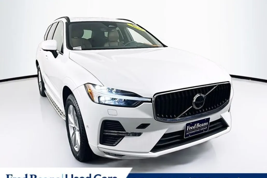 2022 Volvo XC60 B5 Momentum photo 1