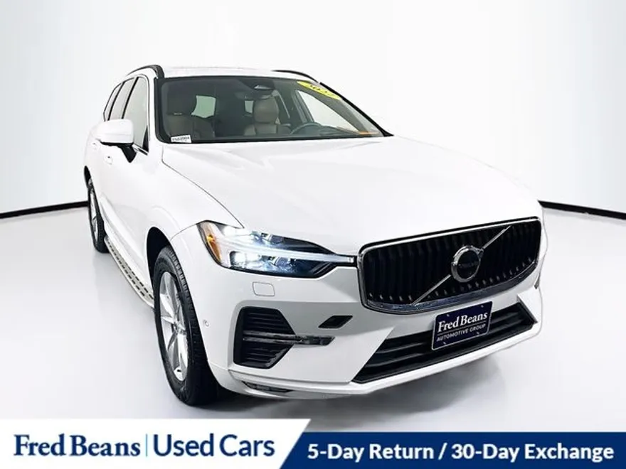 2022 Volvo XC60 B5 Momentum photo 1