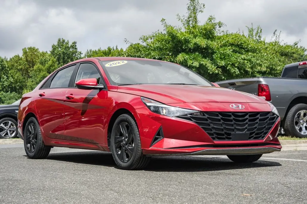 2022 Hyundai Elantra SEL Convenience photo 1