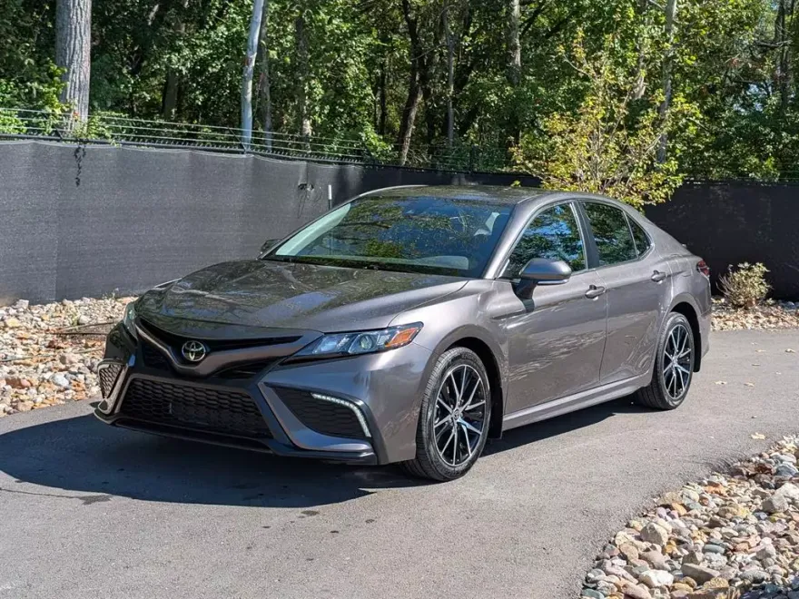 2023 Toyota Camry SE photo 1