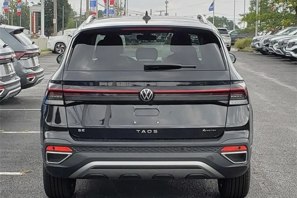 2025 Volkswagen Taos SE photo 1
