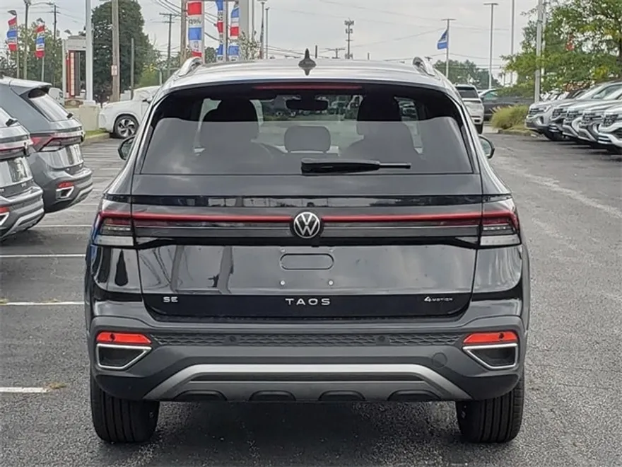 2025 Volkswagen Taos SE photo 1