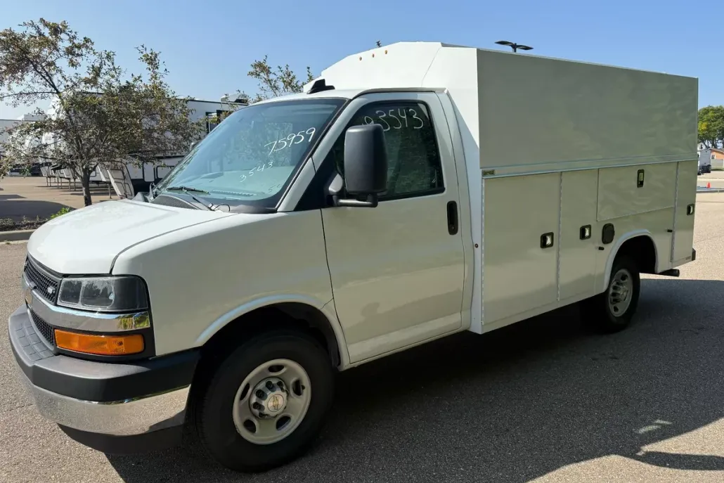 2025 Chevrolet Express Cutaway 3500 Base photo 1