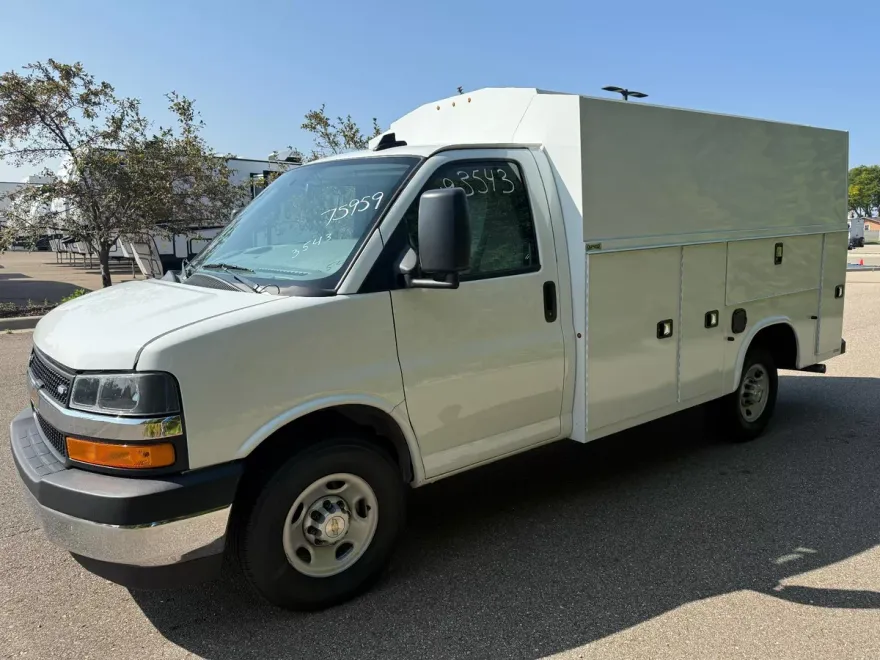 2025 Chevrolet Express Cutaway 3500 Base photo 1