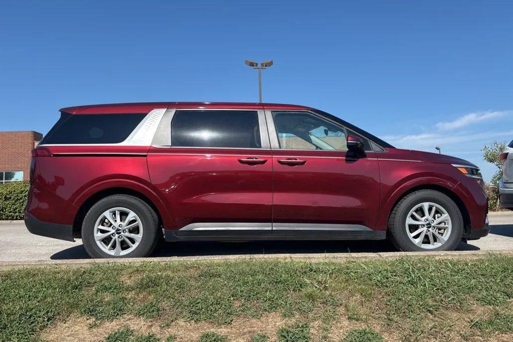 2024 Kia Carnival LX photo 1