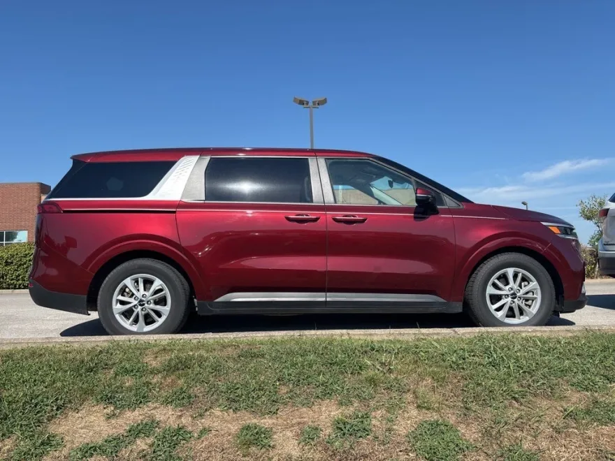 2024 Kia Carnival LX photo 1