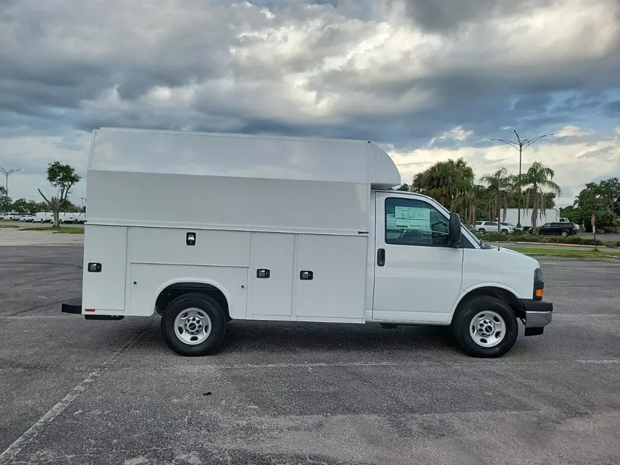 2025 Gmc Savana Cutaway 3500 photo 1