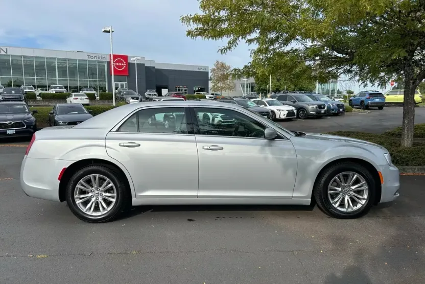 2020 Chrysler 300 Touring photo 1