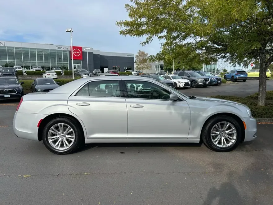 2020 Chrysler 300 Touring photo 1
