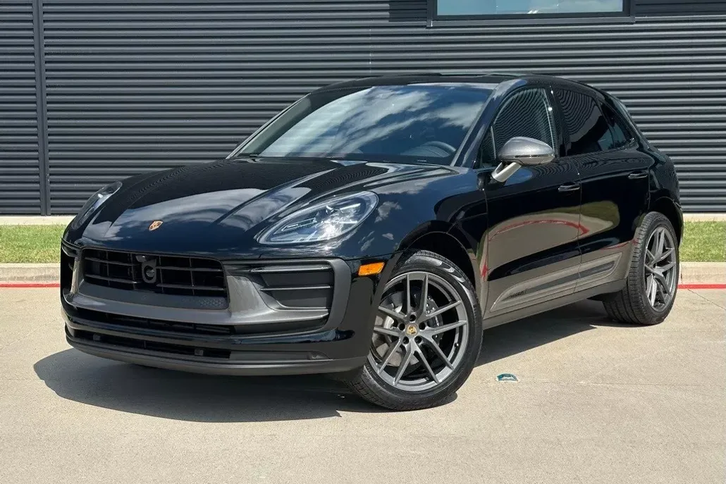2025 Porsche Macan T photo 1