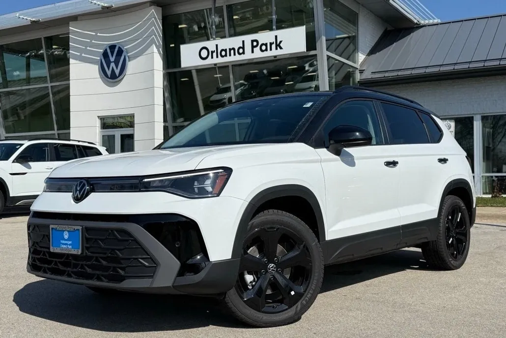2025 Volkswagen Taos SE photo 1