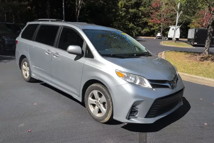 2019 Toyota Sienna LE photo 1