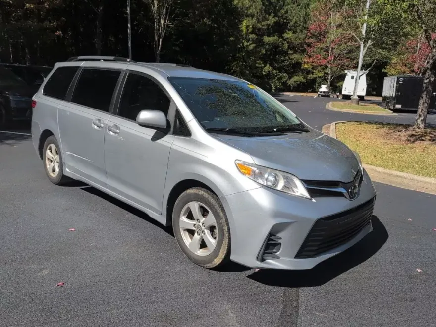 2019 Toyota Sienna LE photo 1