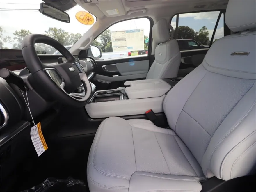 2025 Ford Expedition MAX Platinum photo 1