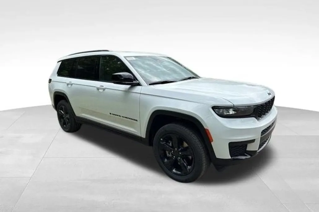 2025 Jeep Grand Cherokee Altitude photo 1