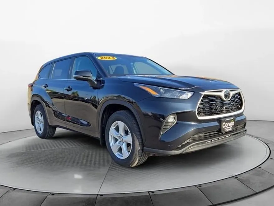 2024 Toyota Highlander LE photo 1