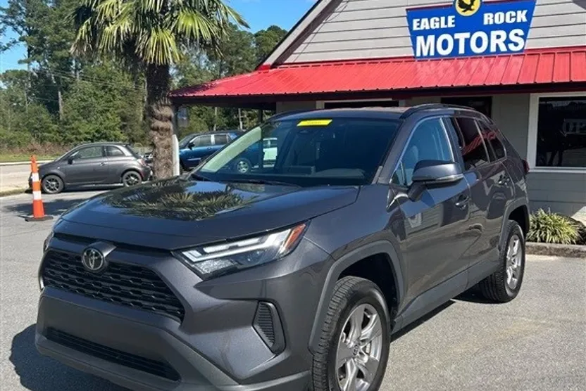2022 Toyota RAV4 XLE photo 1