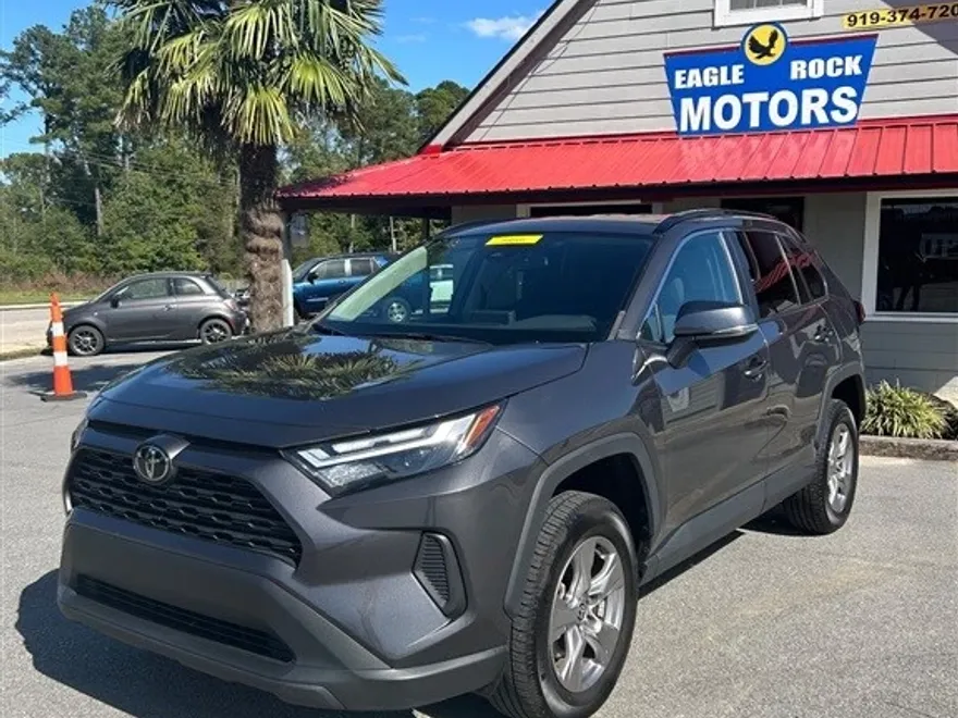 2022 Toyota RAV4 XLE photo 1