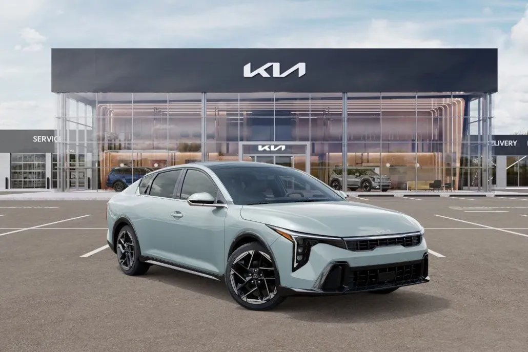 2025 Kia K4 GT-Line photo 1