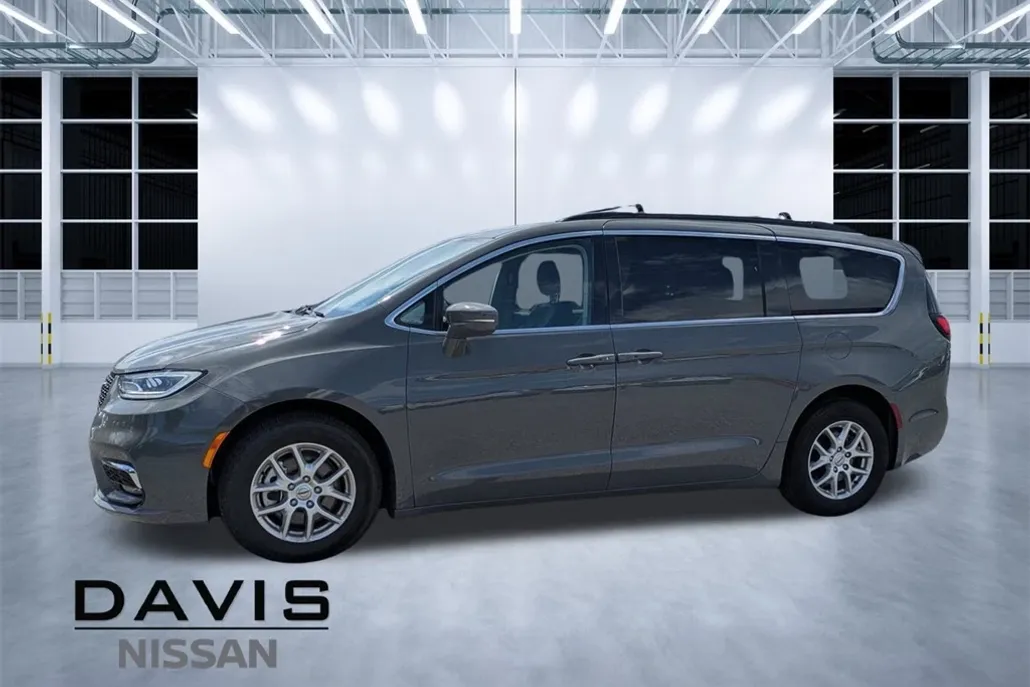 2022 Chrysler Pacifica Touring L photo 1