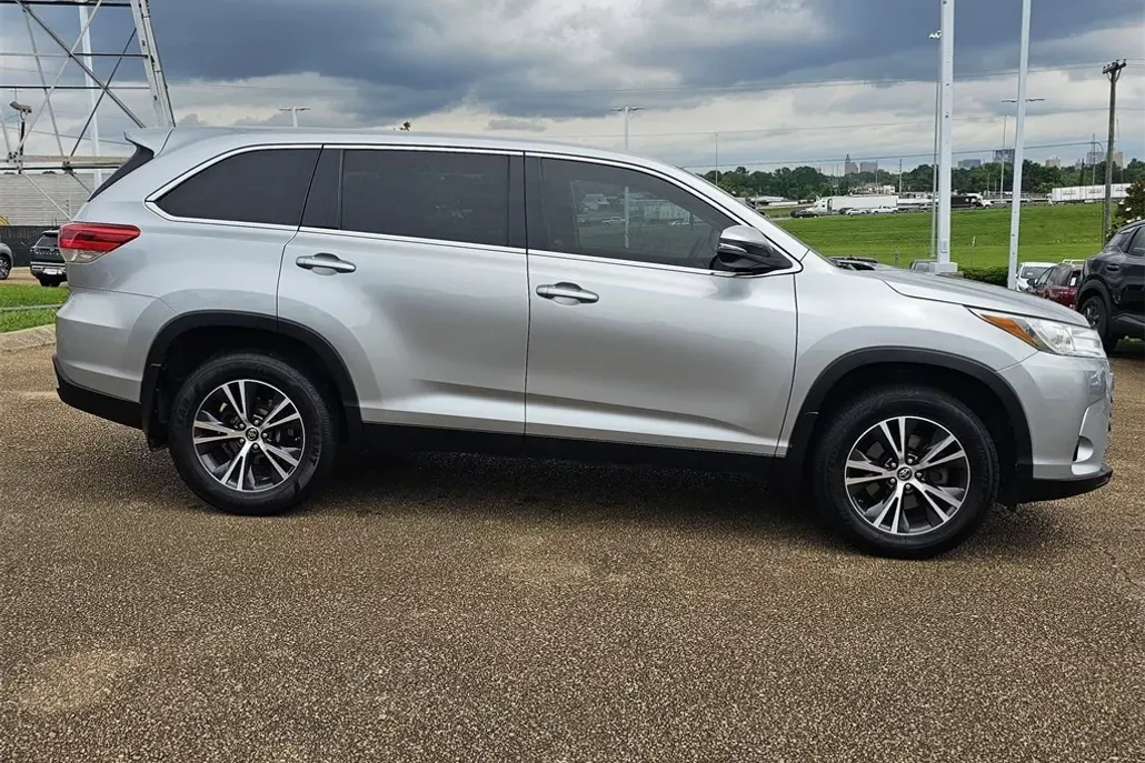 2019 Toyota Highlander LE photo 1