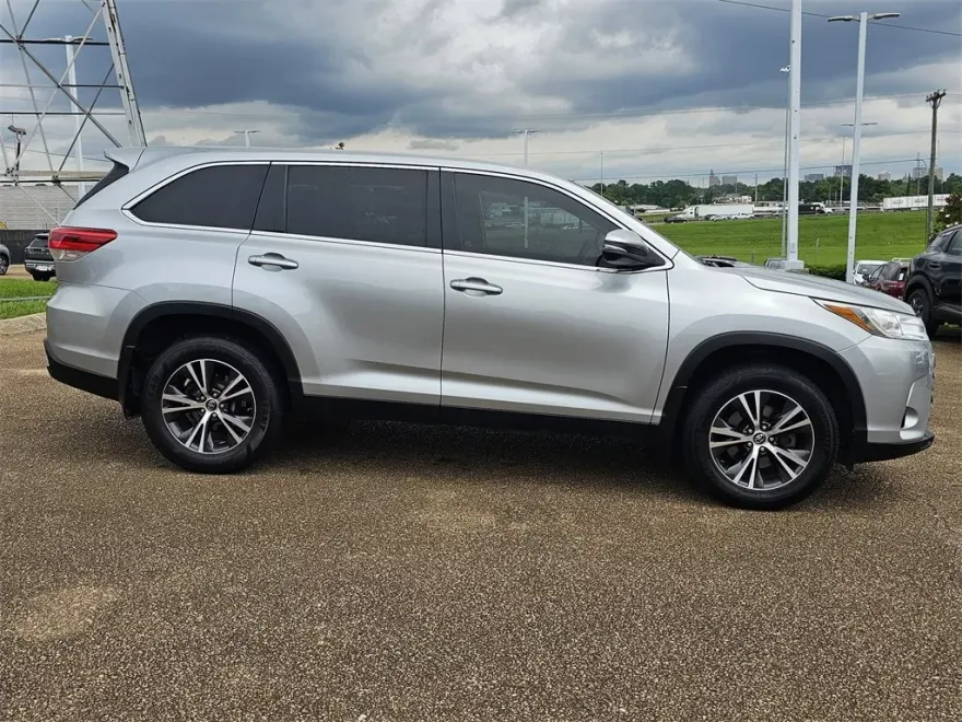 2019 Toyota Highlander LE photo 1