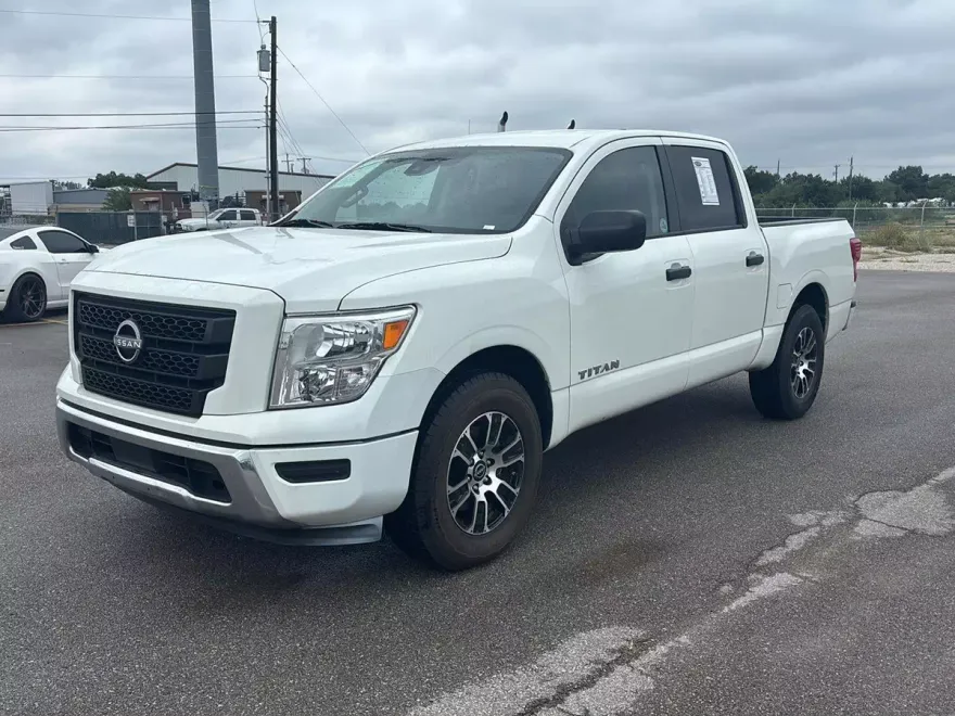 2023 Nissan Titan SV photo 1