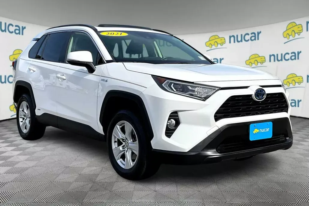 2021 Toyota RAV4 XLE photo 1