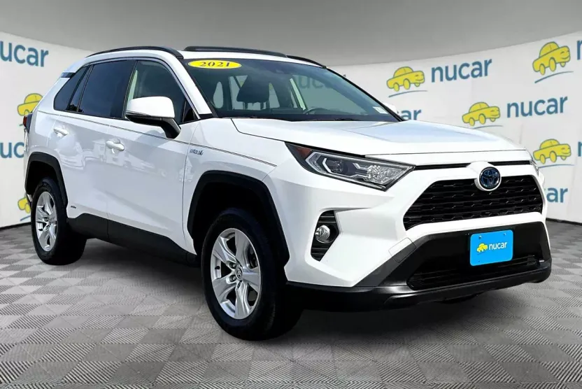 2021 Toyota RAV4 XLE photo 1