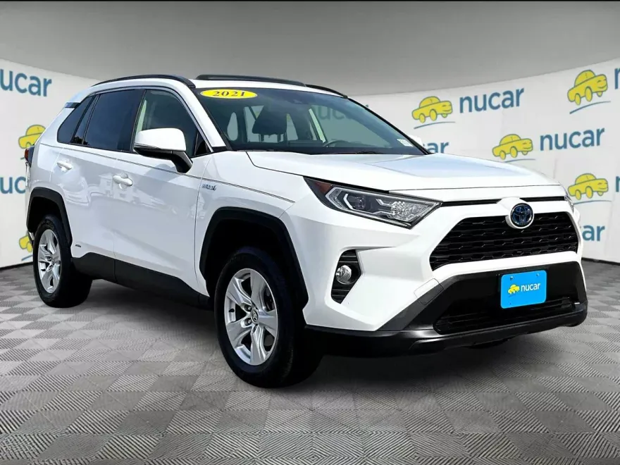 2021 Toyota RAV4 XLE photo 1