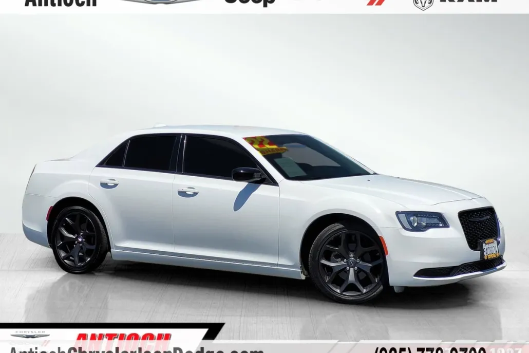 2022 Chrysler 300 Touring photo 1