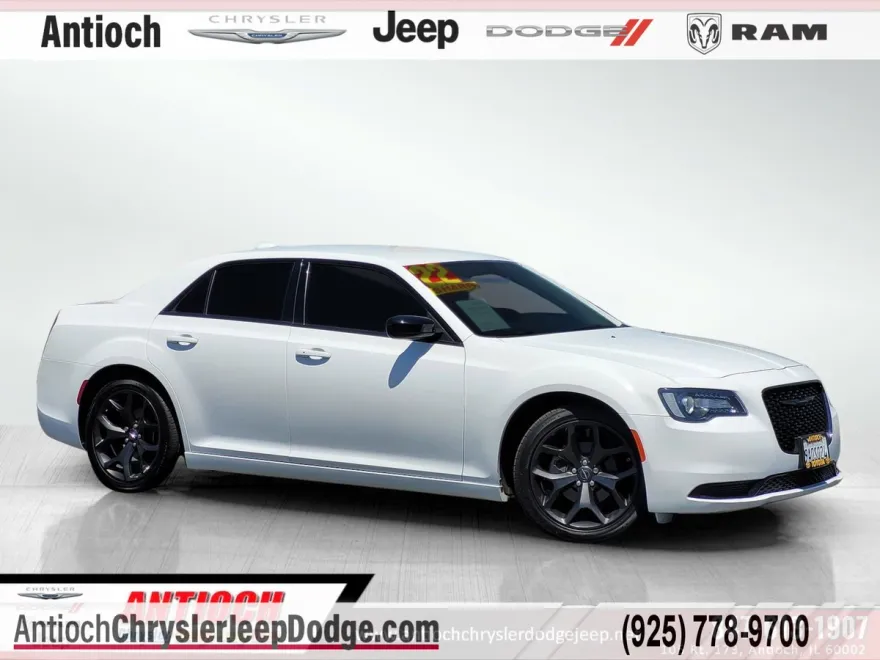 2022 Chrysler 300 Touring photo 1
