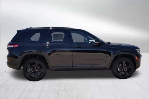 2024 Jeep Grand Cherokee Altitude photo 2