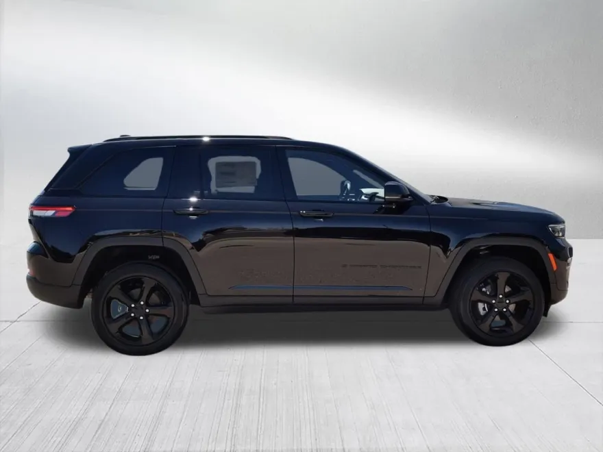 2024 Jeep Grand Cherokee Altitude photo 2