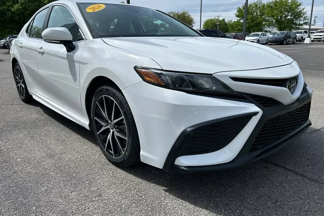 2024 Toyota Camry SE photo 1