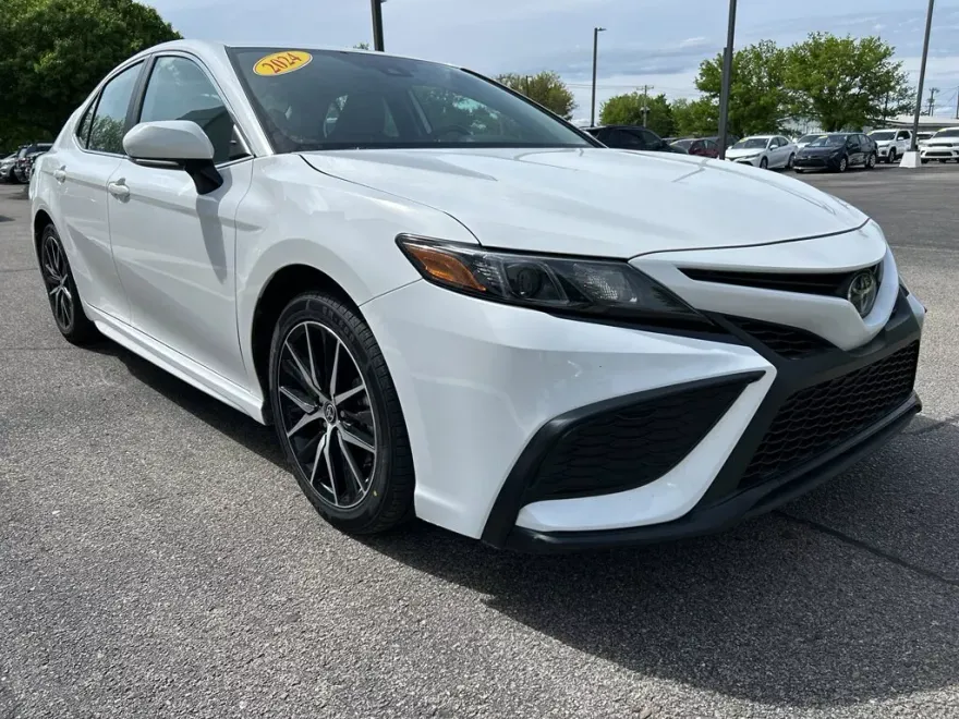 2024 Toyota Camry SE photo 1