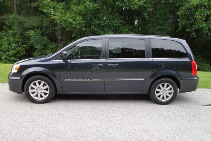 2014 Chrysler Town & Country Touring photo 1