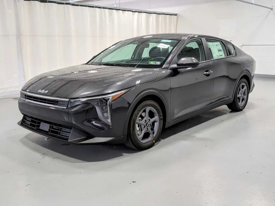 2025 Kia K4 LXS photo 1