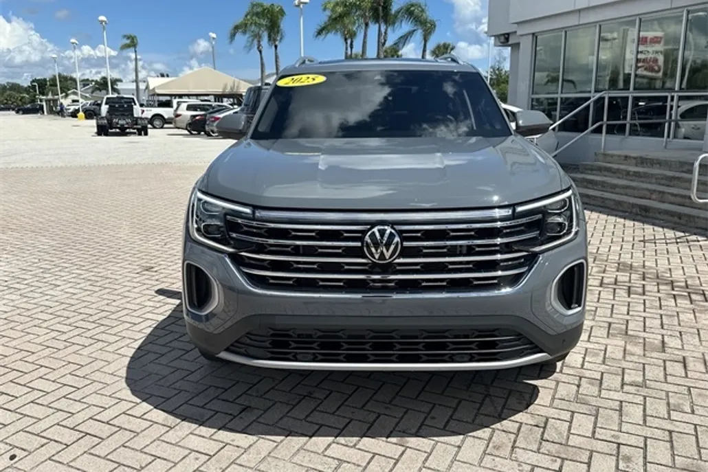 2025 Volkswagen Atlas SEL photo 1