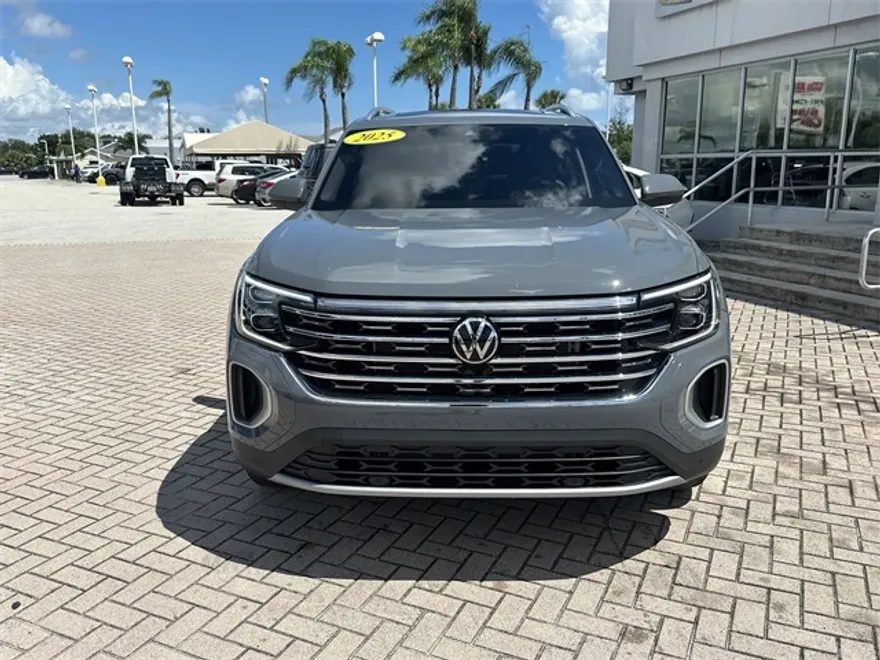 2025 Volkswagen Atlas SEL photo 1