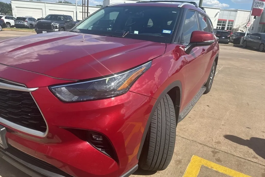 2024 Toyota Highlander LE photo 1
